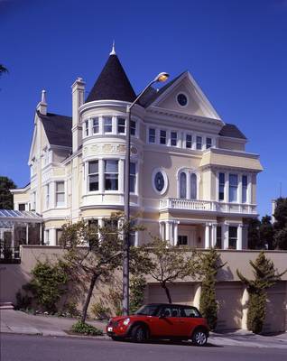 Облицовка фасада бежевого цвета в викторианском стиле