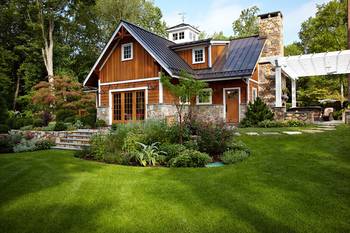 Фото красивого дома коричневого цвета в деревенском стиле