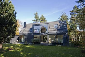 Вариант загородного дома серого цвета в барнхаус стиле