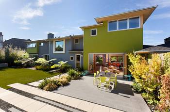 Пример отделки загородного дома зеленого цвета в современном стиле