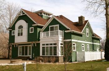 Дизайн дома зеленого цвета в кантри стиле
