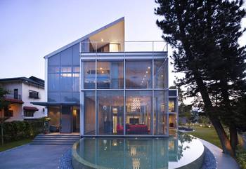 Пример красивой отделки фасада дома голубого цвета в современном стиле