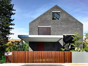 Дизайн фасада дома серого цвета с щипцами
