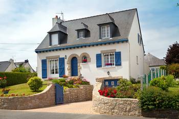 Фото красивого дома белого цвета в французском стиле