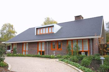 Дизайн фасада дома оранжевого цвета в кантри стиле