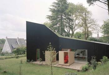 Черный фасад в современном стиле