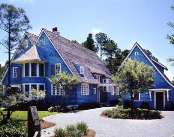 Дом синего цвета в тюдора стиле