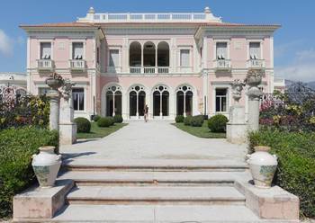 Отделка дома розового цвета в средиземноморском стиле