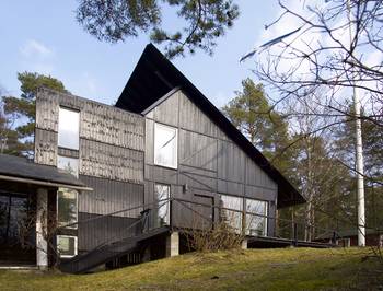 Пример отделки загородного дома серого цвета в барнхаус стиле