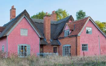Отделка фасада дома розового цвета в тюдора стиле