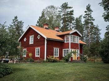 Дом красного цвета в деревенском стиле