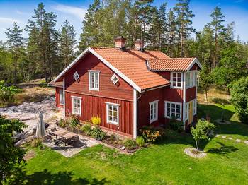 Красивый дом красного цвета в деревенском стиле
