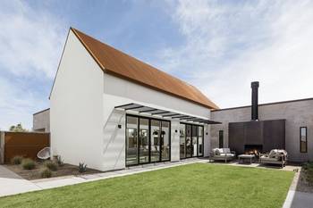 Красивый дом серого цвета в современном стиле