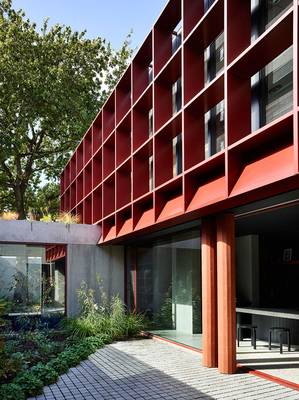 Оформление фасада дома красного цвета в современном стиле