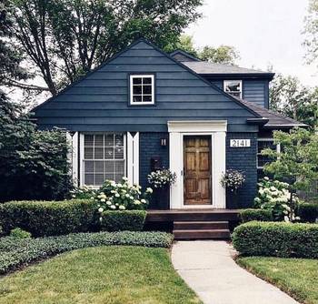 Пример красивой отделки фасада дома синего цвета в кантри стиле