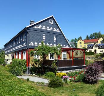 Фотография частного дома пестрого цвета в авторского стиле