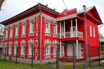 Пример отделки фасада красного цвета в деревенском стиле