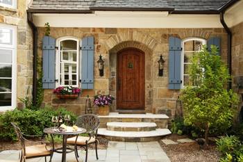 Дизайн дома пестрого цвета в романского стиле