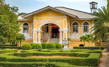 Дом желтого цвета в классическом стиле