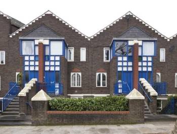 Пример отделки загородного дома синего цвета в авторского стиле