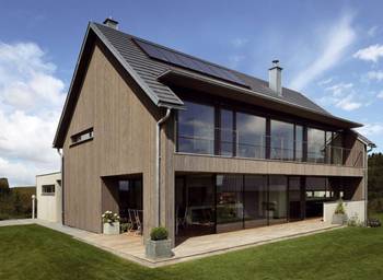 Дизайн фасада дома коричневого цвета в барнхаус стиле