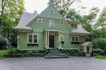 Красивый дом бирюзового цвета в кантри стиле