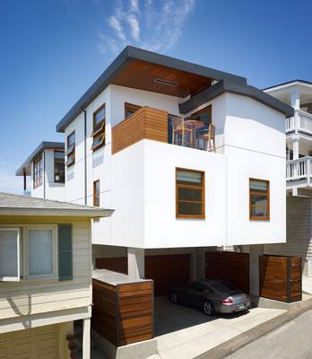 Фото дома в современном стиле с красивым балконом