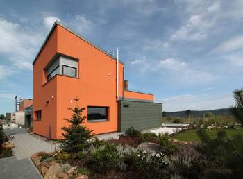 Оранжевый дом  в современном стиле.