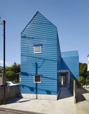 Дизайн фасада частного дома синего цвета в современном стиле