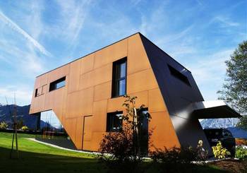 Дом коричневого цвета в современном стиле