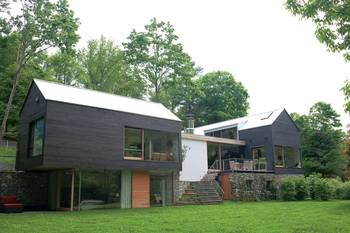 Облицовка фасада дома в современном стиле с террасой