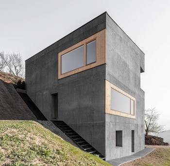 Фото красивого дома серого цвета с интересными окнами