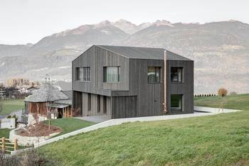 Отделка деревянного дома серого цвета