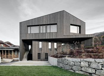 Внешняя отделка деревянного дома серого цвета