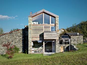 Фотография деревянного частного дома серого цвета