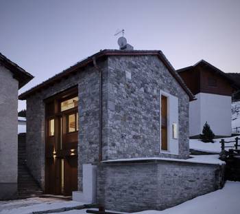 Красивый серый дом в авторского стиле