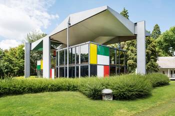 Пример красивой отделки фасада дома пестрого цвета в современном стиле