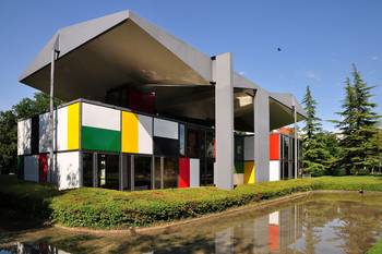 Облицовка фасада пестрого цвета в современном стиле