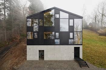 Вариант бетонного фасада черного цвета