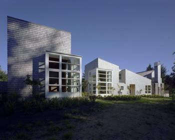 Пример красивой отделки фасада дома серого цвета в авторского стиле