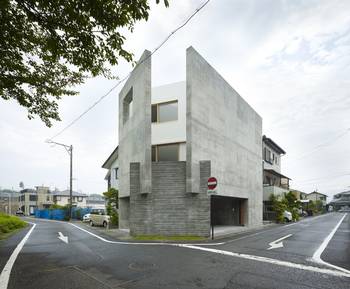 Дизайн фасада дома серого цвета в современном стиле