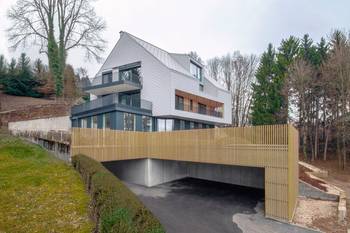 Дизайн дома с красивым балконом