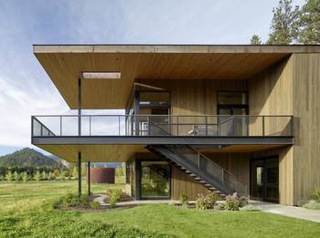 Дизайн фасада дома коричневого цвета с террасой