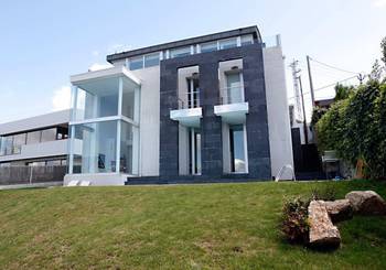 Оформление фасада дома синего цвета в современном стиле