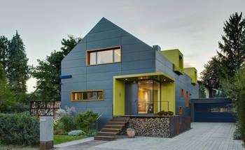 Вариант загородного дома голубого цвета в современном стиле