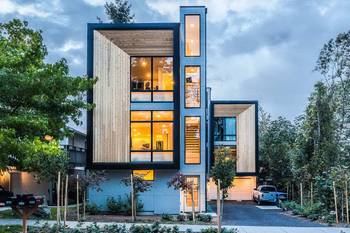 Красивый дом голубого цвета в авторского стиле