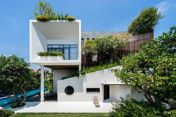 Пример красивого фасада с растениями