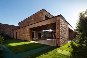 Дизайн кирпичного дома коричневого цвета