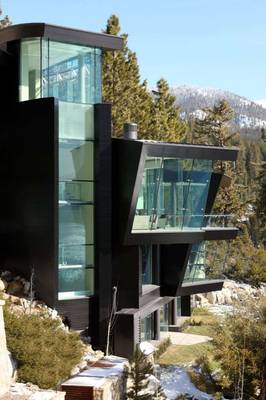 Украшение фасада черного цвета в современном стиле