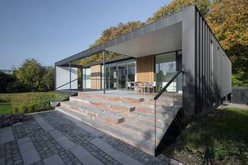 Пример отделки загородного дома серого цвета в современном стиле